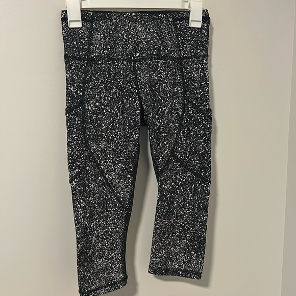 Lululemon Outrun 17’ Inseam Leggings Black White Pockets Mesh Size 4 - Picture 1 of 3